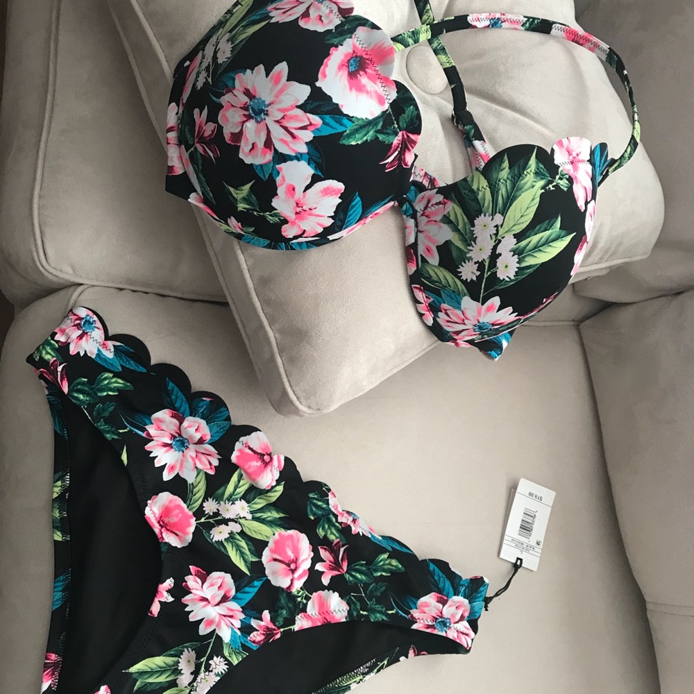 Super cute baiting suit.